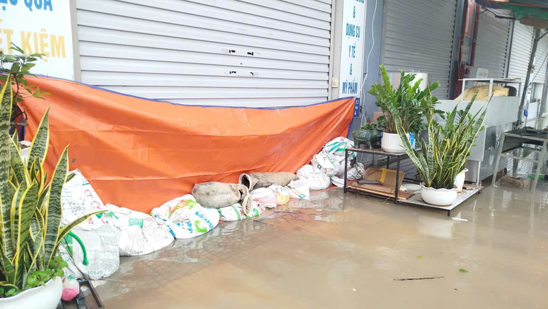 Hà Nội mưa lớn do hoàn lưu bão số 11: Người dân chủ động ứng phó ngập - 7