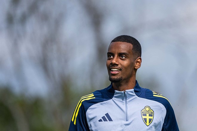 Khi sự chỉ trích đồng loạt nhắm vào Alexander Isak