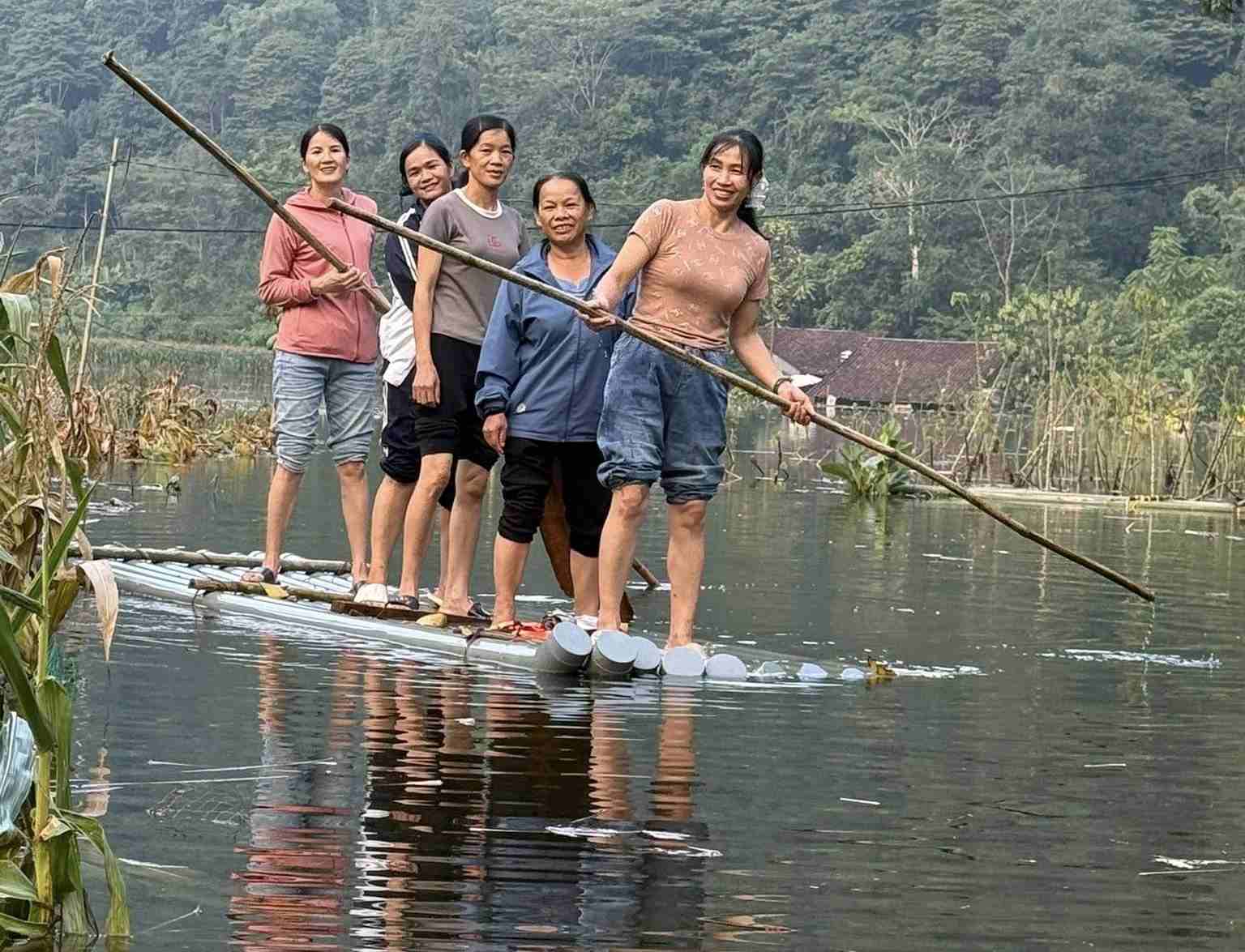 7 hộ dân đang bị ngập hết nhà cửa, chưa thể về nhà. Việc đi lại những ngày này chỉ có thể trông cậy vào bè, xuồng tự chế. Ảnh: Thành Luân