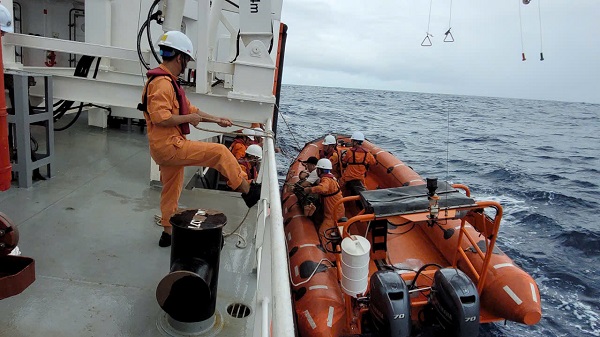 Tàu SAR 631 hạ xuồng để tiếp cận tàu cá. Ảnh: Công Đức