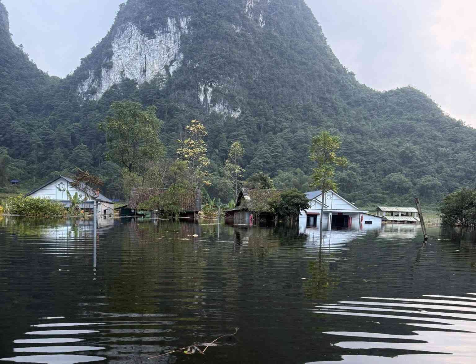 Hơn 20 ngày sau bão, nước lũ vẫn khiến xóm Lũng Phầy ngập sâu. Ảnh: Thành Luân