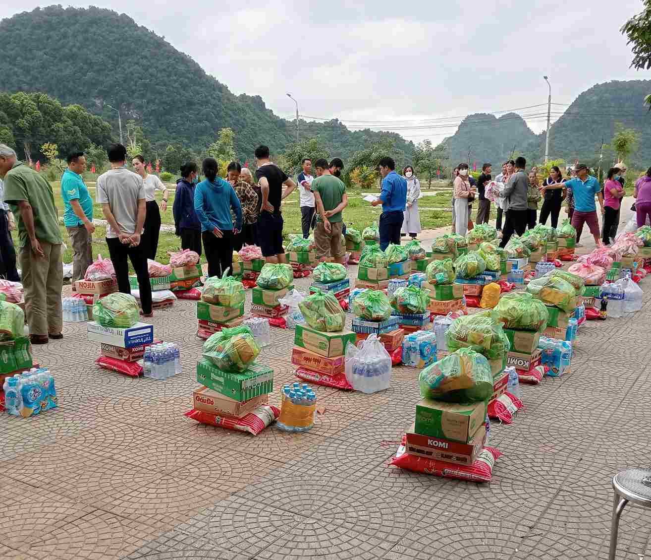 Các đoàn thiện nguyện hỗ trợ người dân tại vùng lũ. Ảnh: Thành Luân