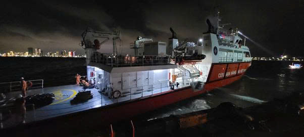 SAR 631 xuất phát tại Đà Nẵng, hành trình khẩn cấp xuyên đêm trong điều kiện sóng gió tiếp cận tàu QNa 91892 TS. Ảnh: Công Đức