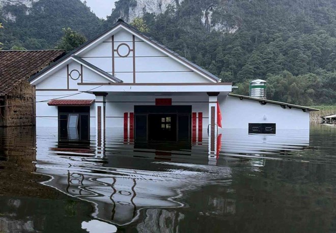 20 ngày sau lũ, nhiều xóm ở Cao Bằng vẫn ngập sâu trong nước