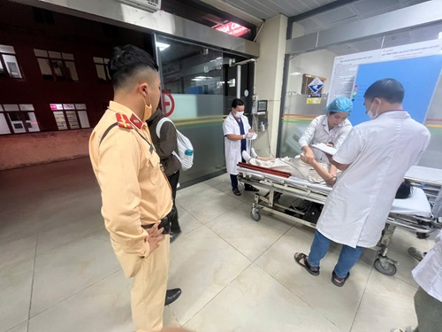 Cảnh sát giao thông, Công an TP Hà Nội đã kịp thời đưa người bị nạn đi cấp cứu. Ảnh: Quang Hưng
