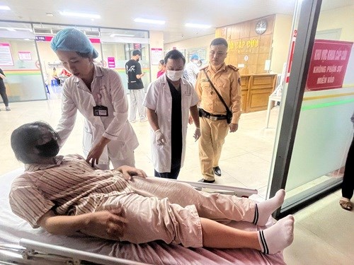 Cảnh sát giao thông Hà Nội kịp thời đưa người bị nạn đi cấp cứu