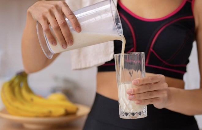 Ăn thanh protein hay uống sữa lắc, loại nào tốt hơn cho cơ thể