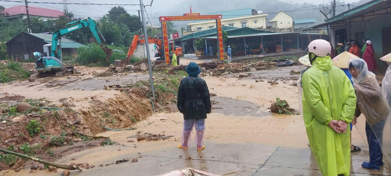 Mưa lớn nhiều ngày khiến cho nhiều nơi ở phía Tây Quảng Ngãi bị sạt lở nghiêm trọng. Ảnh: Tuệ Lâm