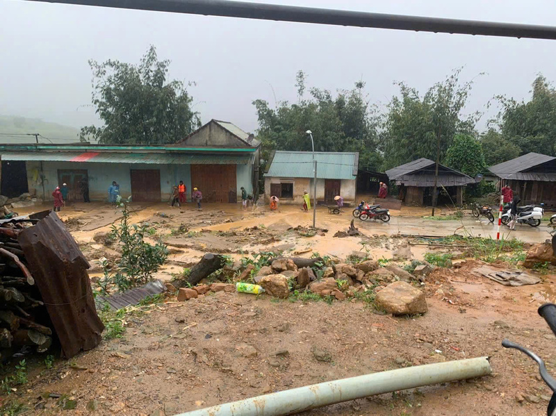 Nước và bùn đất tràn vào nhà khiến nhiều hộ dân phải di tản. Ảnh: Tuệ Lâm