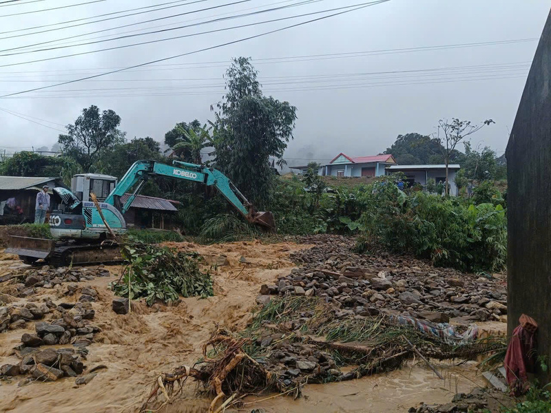 Lực lượng chức năng đang cố gắng để khơi thông dòng chảy, di tản người dân trong vùng nguy hiểm đến nơi tránh trú an toàn. Ảnh: Tuệ Lâm