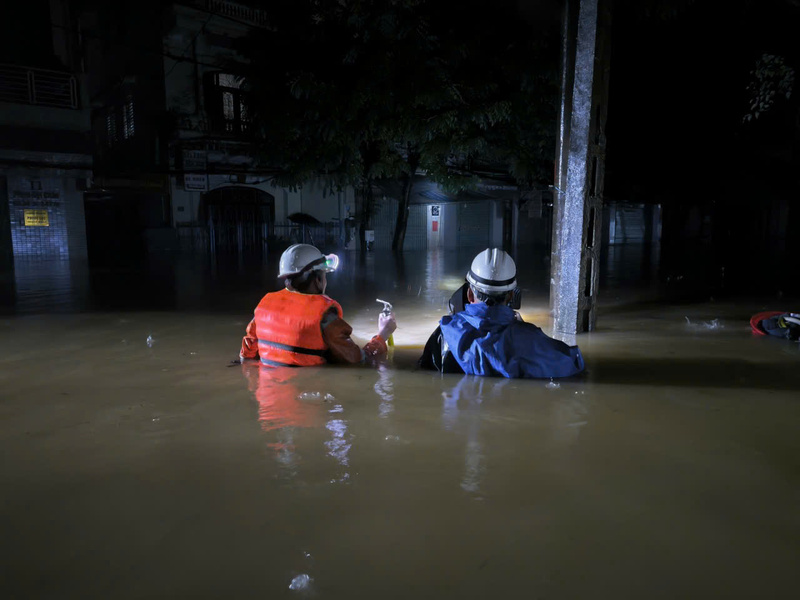 Nhân viên điện lực Huế chủ động ngắt điện các khu vực ngập sâu, đảm bảo an toàn cho người dân. Ảnh: PC Huế