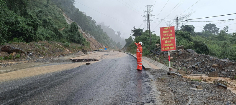 Hơn 300.000 khách hàng sử dụng điện tại miền Trung bị gián đoạn cấp điện do mưa lũ phức tạp. Ảnh: Bình An