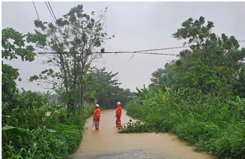 Nhân viên ngành điện miền Trung ứng trực 24/24h để đảm bảo an toàn điện cho người dân, đồng thời, khẩn trương khôi phục cấp điện ngay khi nước rút và đảm bảo an toàn. Ảnh: Bình An