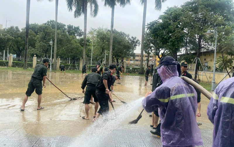 Sau khi nước rút, hàng trăm cán bộ chiến sĩ giúp nhân dân dọn vệ sinh, khắc phục hậu quả do mưa lũ. Ảnh: Nguyễn Tuấn