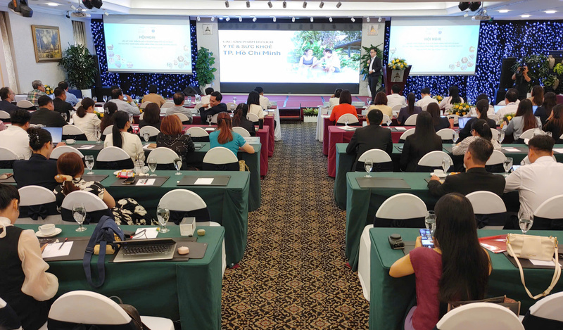 Doanh nghiệp chia sẻ kinh nghiệm, mô hình, kiến nghị và đề xuất giải pháp phát triển du lịch y tế tại hội nghị. Ảnh: Minh Khuê.