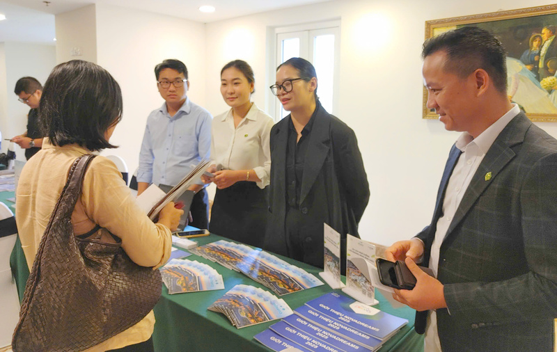 Doanh nghiệp giới thiệu tour du lịch y tế với các đại biểu. Ảnh: Minh Khuê.