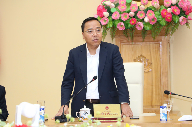 Thứ trưởng Nguyễn Hoàng Long phát biểu kết luận cuộc họp. Ảnh: Phong Lâm