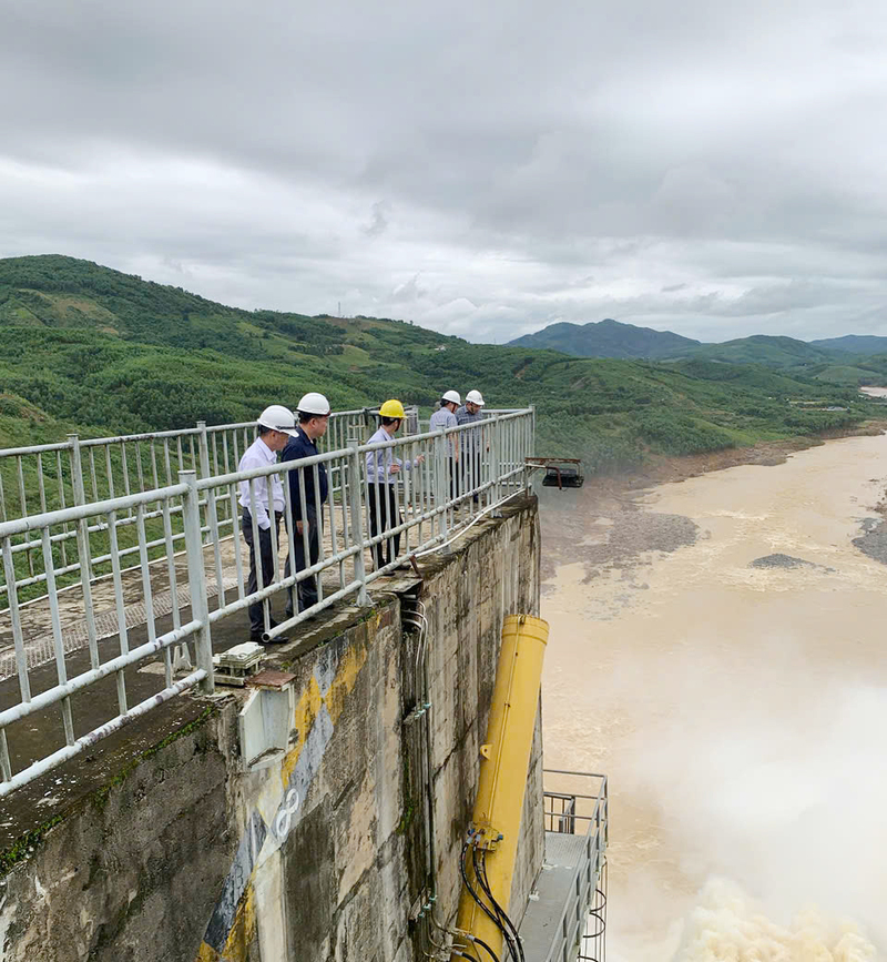 Cận cảnh xả lũ tại Nhà máy Thủy điện Sông Tranh 2