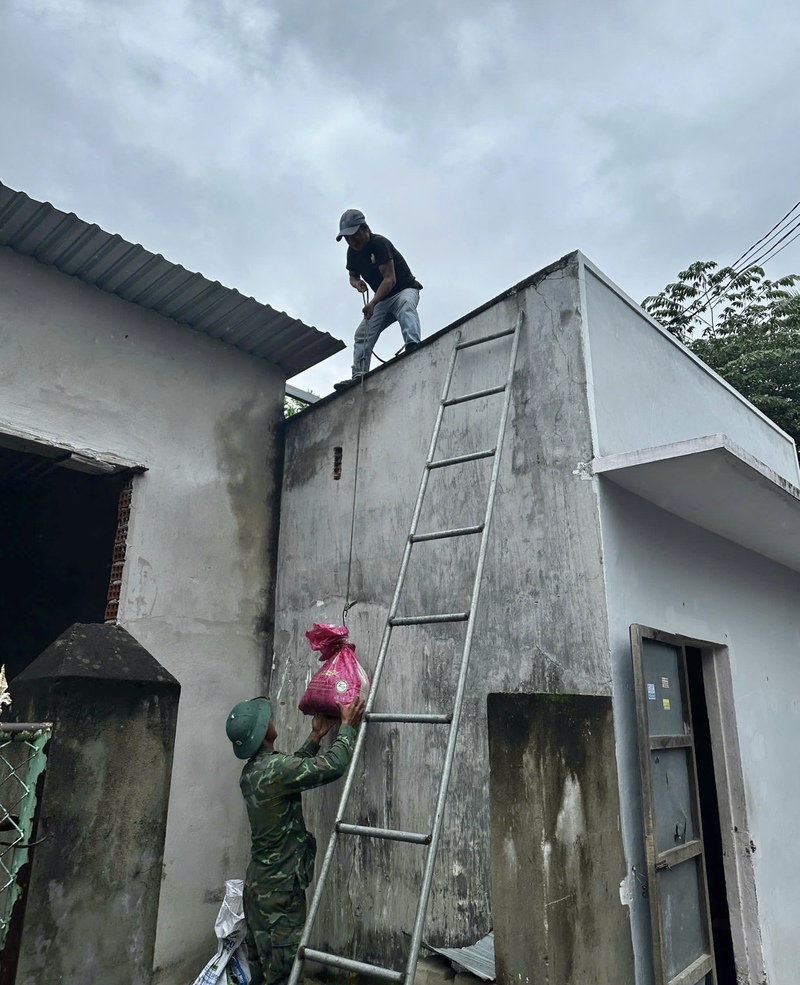 Lực lượng quân đội hỗ trợ người dân chằng chống bão.