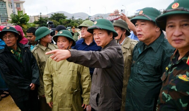 Phó Thủ tướng Chính phủ Trần Hồng Hà cùng đoàn công tác của Trung ương đi kiểm tra công tác ứng phó bão số 13 tại khu vực neo đậu tàu thuyền Cảng cá Quy Nhơn. Ảnh: Tấn Lực