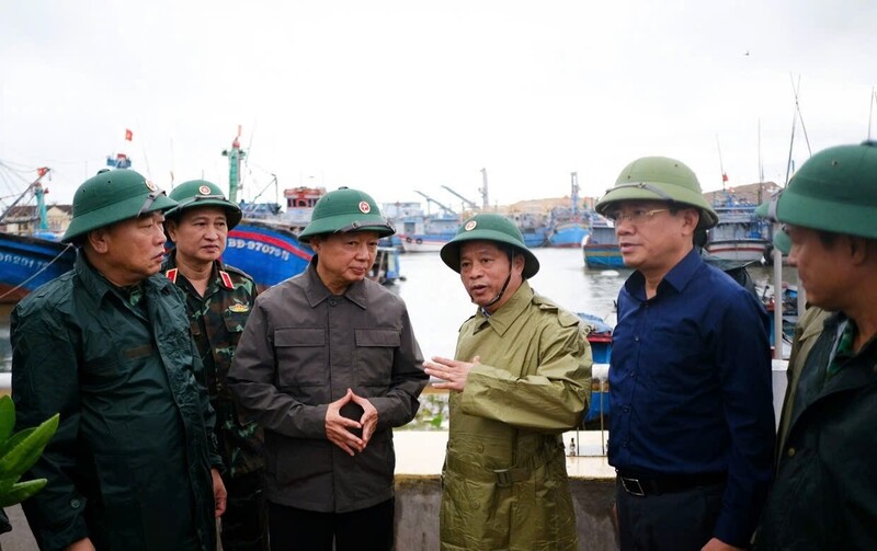 Phó Thủ tướng Chính phủ Trần Hồng Hà yêu cầu các ngành chức năng của tỉnh kiểm tra kỹ lưỡng các lồng bè, khu nuôi trồng thủy sản, tàu thuyền đang neo đậu, tuyệt đối không để người dân ở lại. Ảnh: Tấn Lực