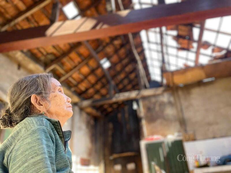 Lốc xoáy đêm 06/11 đã làm hàng chục ngôi nhà ở xã Long Phụng bị tốc mái