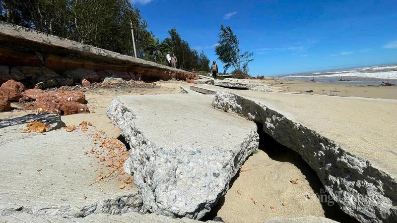 Nhiều mảng bê tông kiến cố bị đánh bay xuống bãi cát