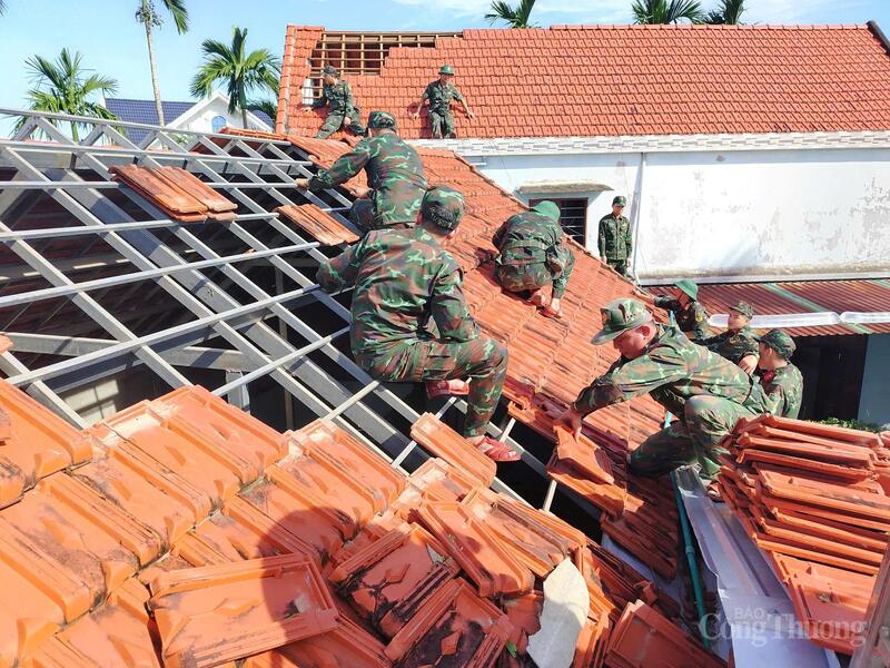 Trong sáng 07/11, lực lượng bộ đội, công an đã có mặt giúp người dân lợp lại mái nhà