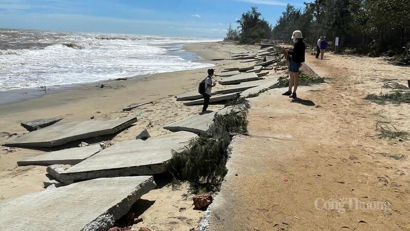 Bờ biển tại Thôn Đức Lợi (xã Long Phung) bị triều cường đánh sạt một đoạn dài 230 mét