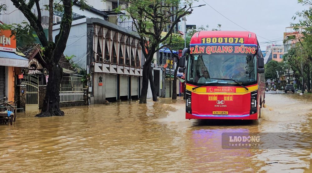 Chiếc xe của nhà xe Tân Quang Dũng chạy không đúng luồng tuyến vào những ngày mưa lũ. Ảnh: PV