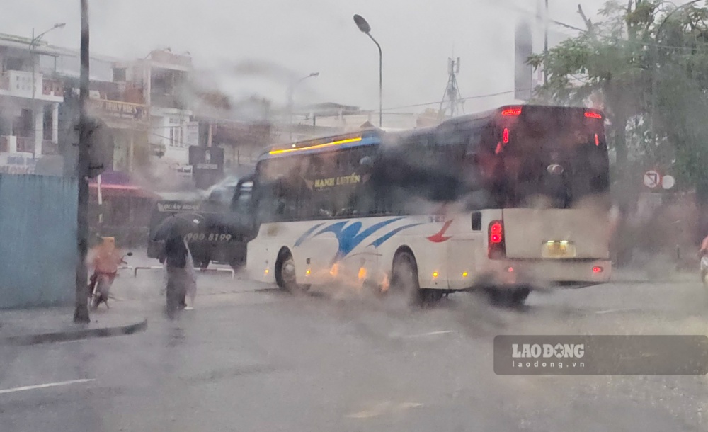 Chiếc xe có gắn logo Hạnh Luyến đi vào Bến xe Nguyễn Hoàng để đón trả khách. Ảnh: PV