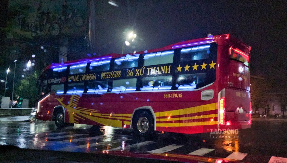 Chiếc xe khủng chắn ngang đường ngay trung tâm TP Huế. Ảnh: PV