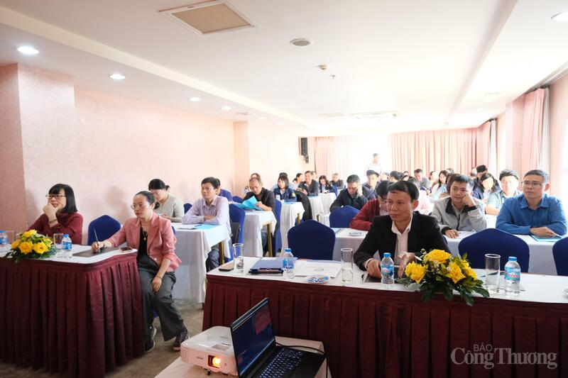 Lớp bồi dưỡng diễn ra trong 1 ngày với sự tham gia của 40 học viên. Ảnh: Lê Sơn