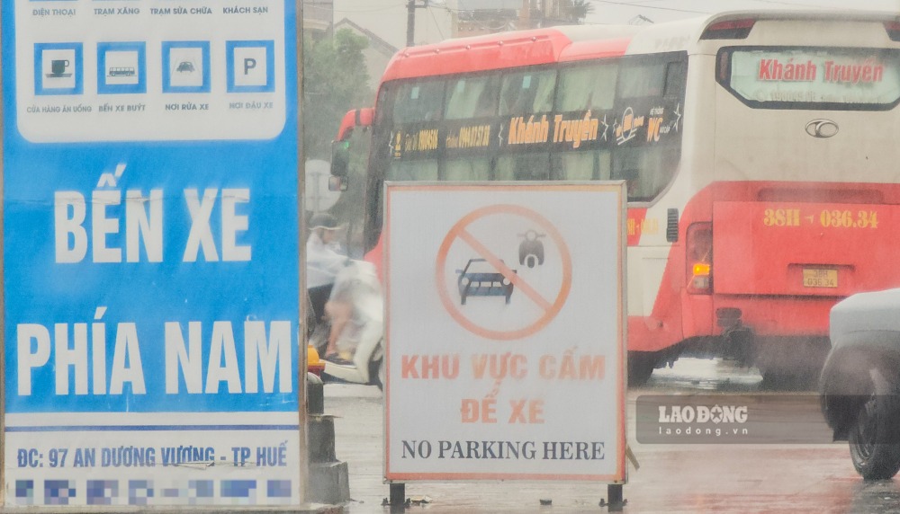 Các nhà xe thản nhiên đi qua các bến xe của thành phố để vào trung tâm đón khách, gây nên nhiều hệ lụy. Ảnh: PV