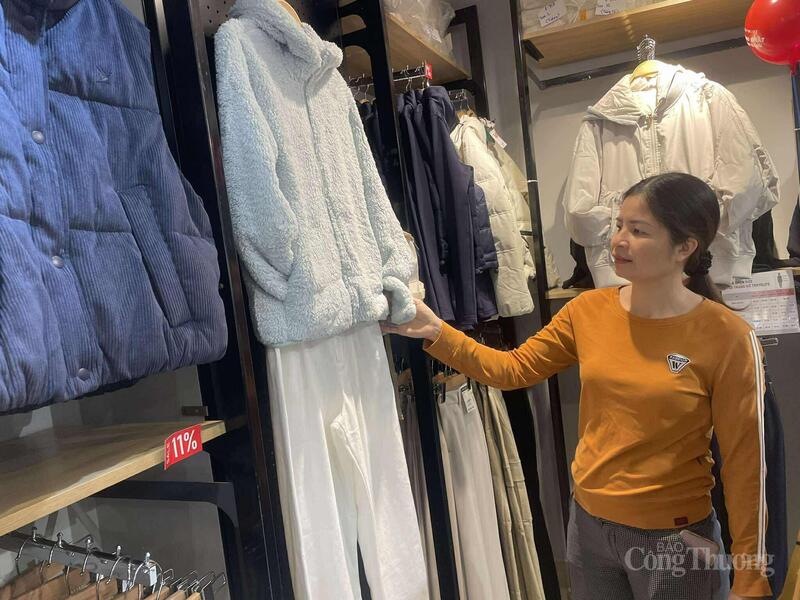 Các sản phẩm áo ấm tại hệ thống cửa hàng TokyoLife lên kệ.