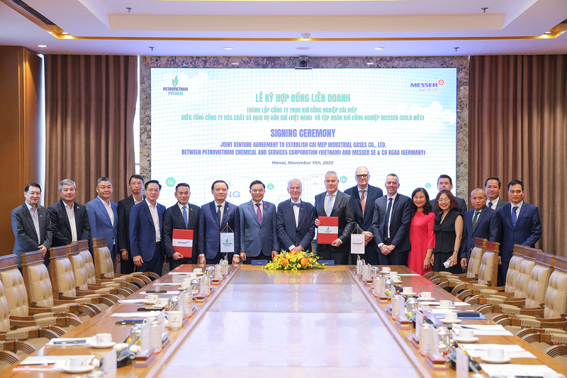 Ông Dương Trí Hội, Tổng Giám đốc PVChem và ông Bernd Eulitz, Tổng Giám đốc Messer ký kết hợp đồng dưới sự chứng kiến của lãnh đạo Petrovietnam, Messer và PVChem.