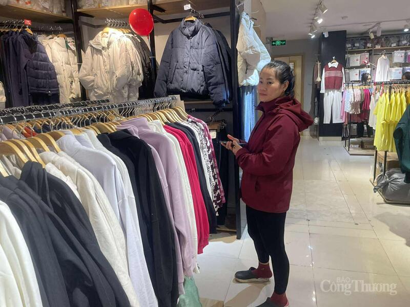 Một số khách hàng đến cửa hàng tìm mua áo ấm cho các thành viên trong gia đình.