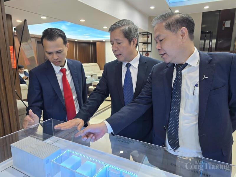 Lãnh đạo Cục Điện lực thăm mô hình BESS được trưng bày tại hội thảo