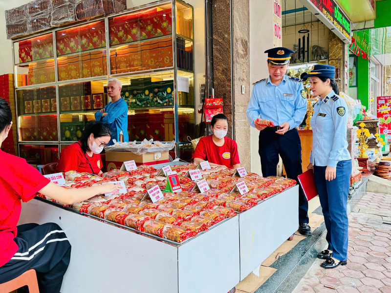 Lãnh đạo Chi cục QLTT Thanh Hóa quán triệt đến từng công chức, coi công tác đấu tranh chống buôn lậu, gian lận thương mại và hàng giả là kim chỉ nam cho mọi hoạt động quản lý, kiểm tra, xử lý vi phạm. Ảnh: Quốc Huy