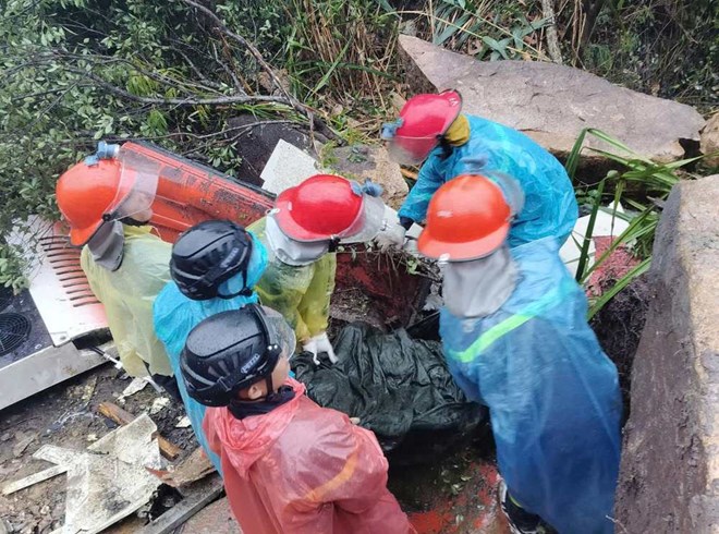 Đèo Khánh Lê tiếp tục sạt lở khiến toàn bộ lực lượng cứu nạn bị cô lập