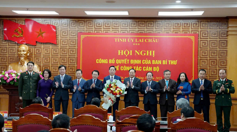 Phó Trưởng Ban Tổ chức Trung ương Nguyễn Quang Dương tin tưởng đồng chí Hà Quang Trung cùng tập thể Ban Chấp hành, Ban Thường vụ Tỉnh ủy Lai Châu hoàn thành xuất sắc nhiệm vụ được giao. Ảnh: CTV