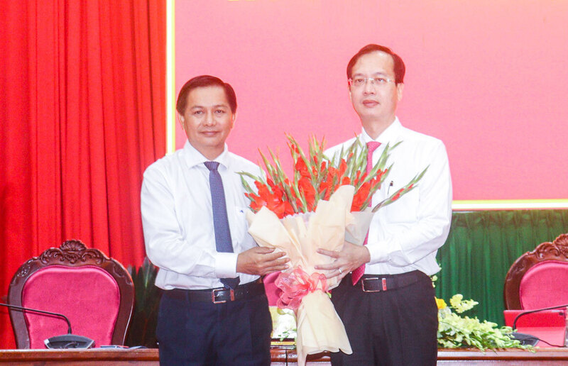 Ông Trần Văn Lâu (bên trái) - Bí thư Tỉnh ủy Vĩnh Long, trao hoa chúc mừng tân Chủ tịch UBND tỉnh Vĩnh Long Trần Trí Quang. Ảnh: Báo Vĩnh Long.