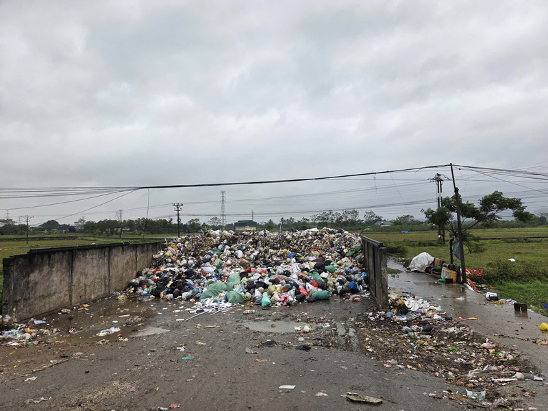 Một điểm tập kết rác ven Quốc lộ 6 trên địa bàn xã Phú Nghĩa. Ảnh: Văn Thi