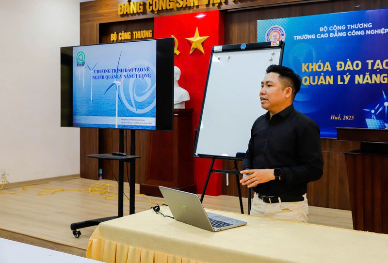 Ông Nguyễn Ngọc Hậu –Trung tâm Nghiên cứu và phát triển về tiết kiệm năng lượng, Giảng viên khoá học. Ảnh: NT