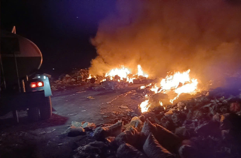 Tình trạng đổ trộm rác thải công nghiệp, đốt rác vẫn diễn ra trện địa bàn xã Phú Nghĩa tối 15/10. Ảnh: Công ty Môi trường và Đô thị Xuân Mai