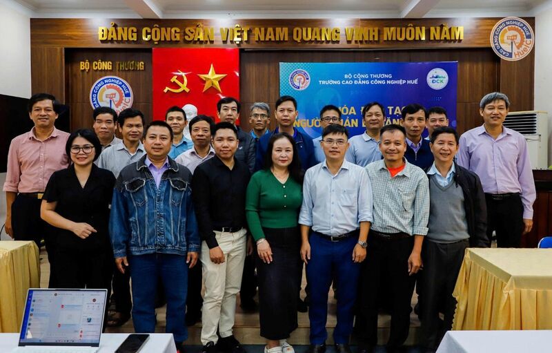 Các học viên cùng giảng viên khóa đào tạo. Ảnh: NT