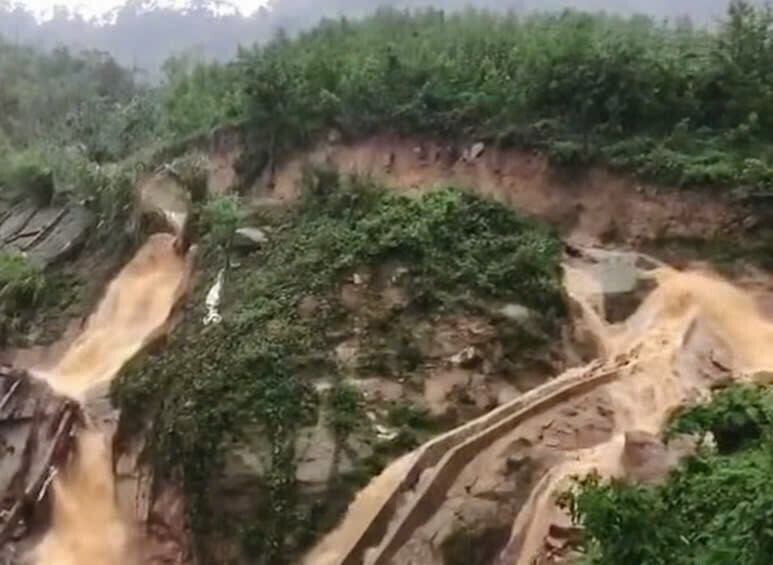 Dòng chảy siết đổ xuống lòng đường khu vực đèo An Khê. Ảnh: NDCC