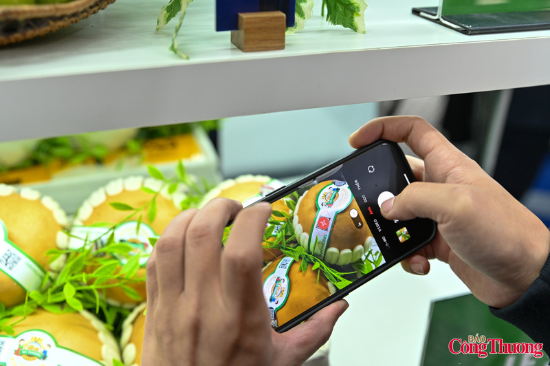 Tại các khu trưng bày, cán bộ Quản lý thị trường trực tiếp hướng dẫn người dân cách nhận biết hàng giả thông qua tem, nhãn, mã QR, công nghệ truy xuất nguồn gốc và những dấu hiệu đặc trưng của từng nhóm sản phẩm.
