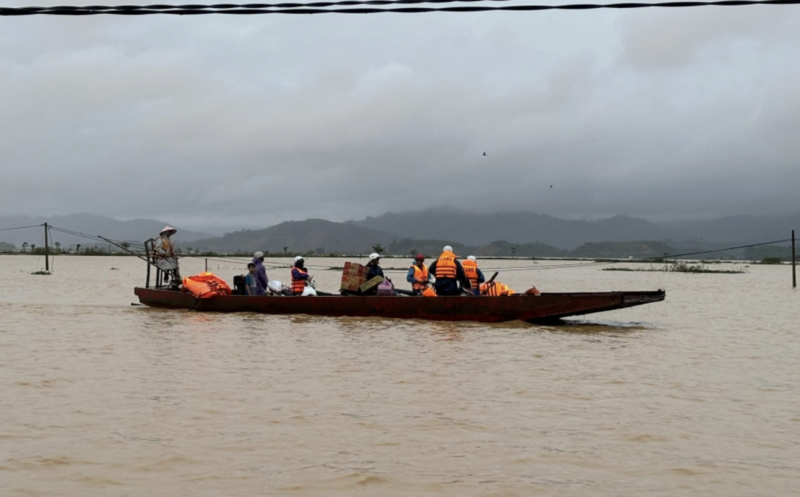 Người dân xã Krông Ana dùng thuyền đi mua lương thực thực phẩm. Ảnh: Vân Anh