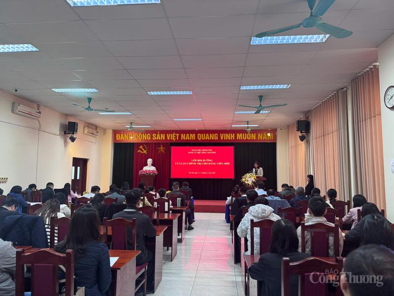 Lớp bồi dưỡng lý luận chính trị dành cho đảng viên mới diễn ra từ 24 - 30/11 gồm 10 chuyên đề.